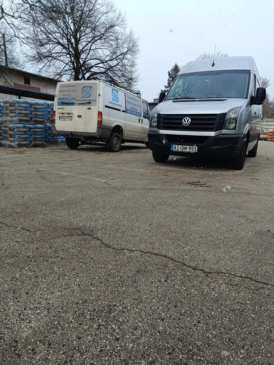 Két duguláselhárító szervizautó egymás mellett parkolva