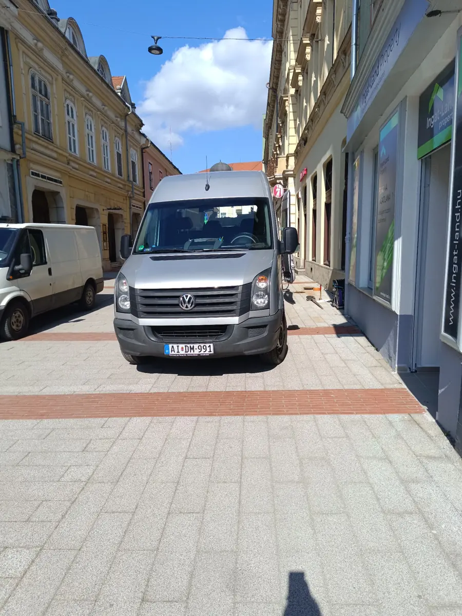 Ezüst színű duguláselhárító szervizautó munkavégzés közben parkolva